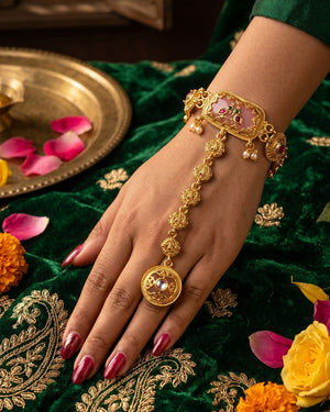 Gulabi Paan Haath Phool